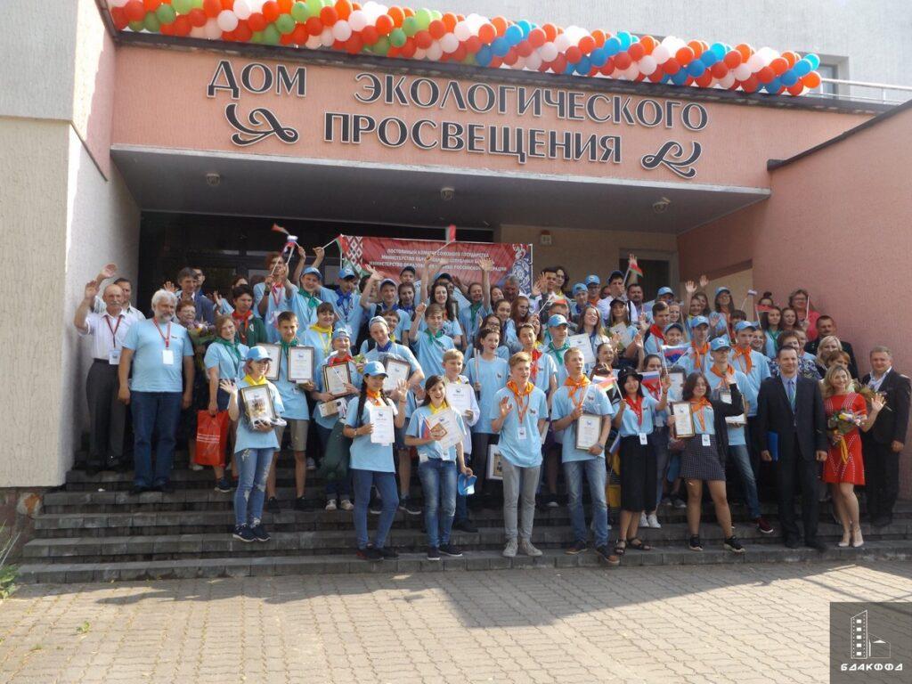 Участники слета юных экологов Беларуси и России «Экология без границ» у Дома экологического просвещения в Березинском биосферном заповеднике, граница Витебской и Минской областей, лето 2018 г.
