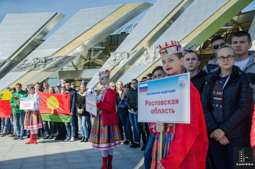 Участники V конкурса научно-технического творчества учащихся Союзного государства Беларуси и России «Таланты XXI столетия», проходившего на базе Национального детского образовательно-оздоровительного центра «Зубренок» в Мядельском районе: общественно-патриотическая акция «Подвиг народа — бессмертен» у стелы «Минск — город-герой», Минск, 12 июня 2017 г.