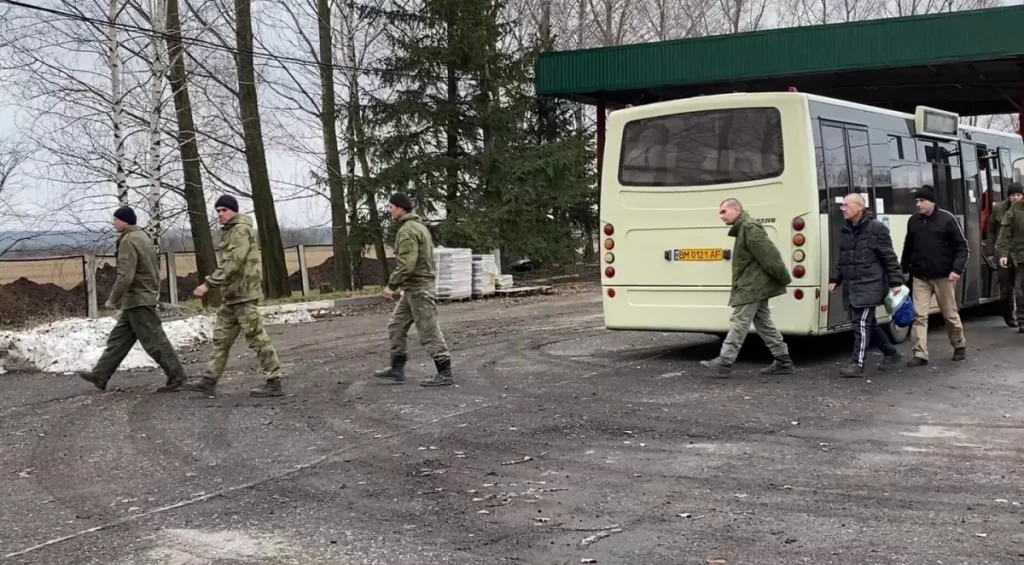 В Россию после обмена с Украиной вернулись 40 военных