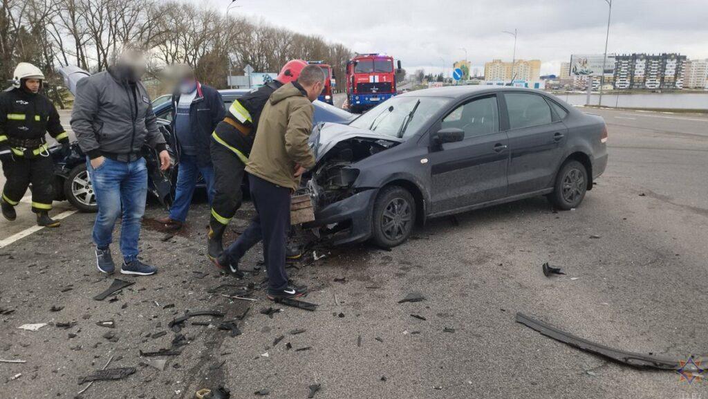 Спасатель из Дзержинска в свободное от службы время помог водителю после ДТП