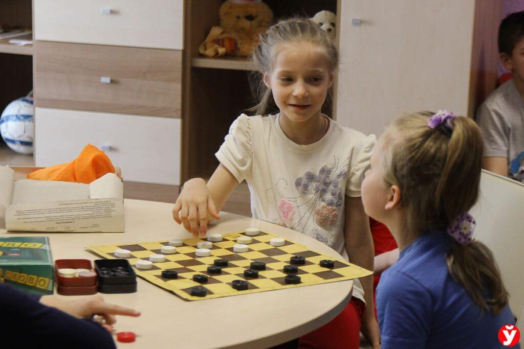 Девочки играют в шашки