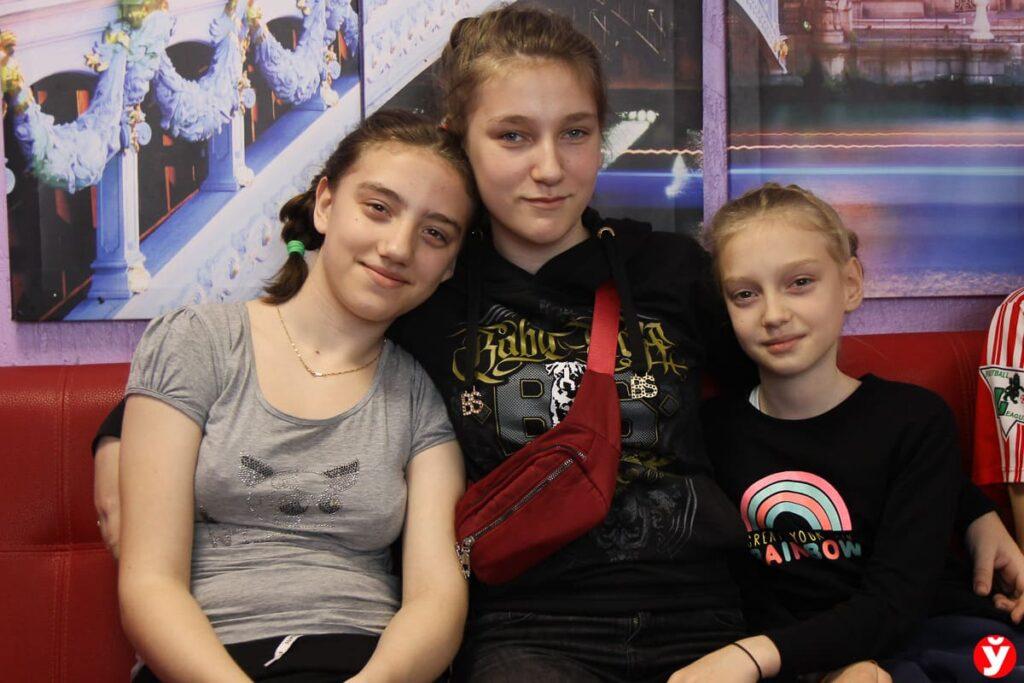 сестры Аня, Вероника и Катя. Они обучаются в школе-интернате г.Антрацит, вместе проводят время и на отдыхе в Беларуси