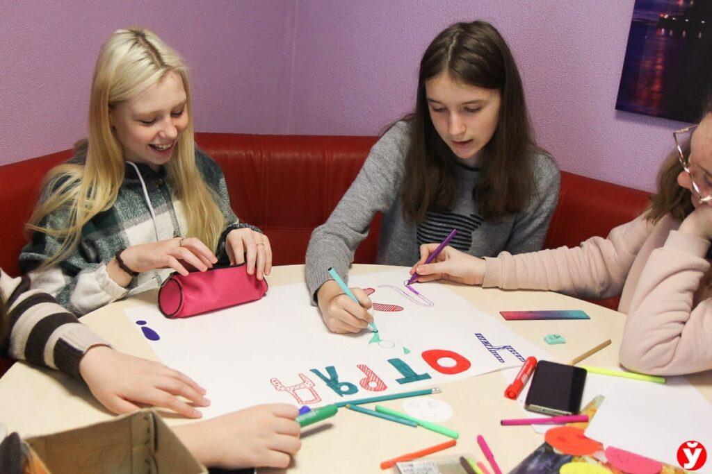 Девочки из Горловки активно готовятся к конкурсу «Минута славы»