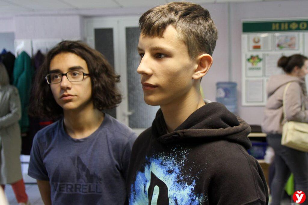 Максим и Петр, десятиклассники школы №27 Мариуполя