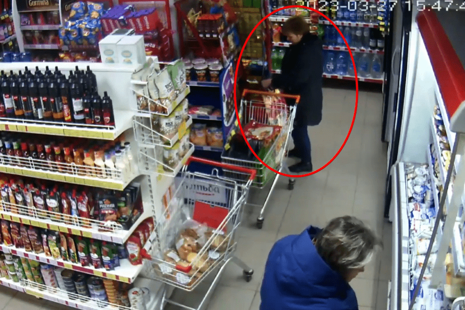 В Молодечно ищут женщину — она вынесла из магазина продукты питания