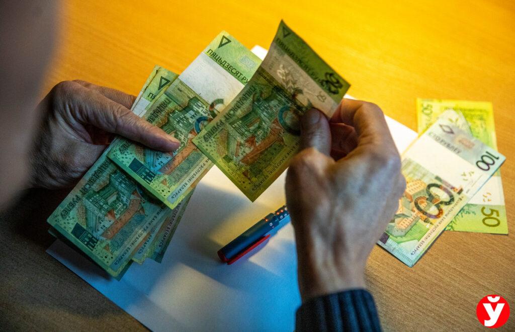 Работникам известного медцентра зарплату платили «в конвертах»