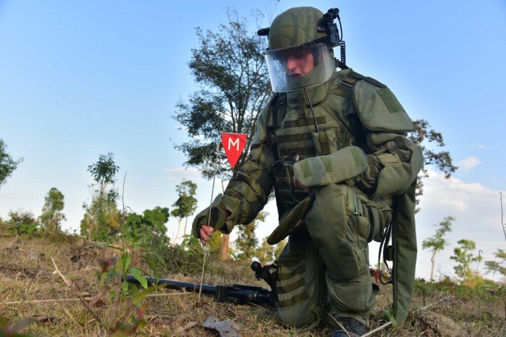 военный разминировал территорию