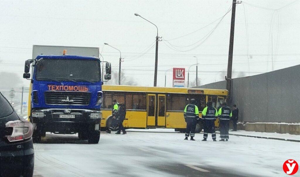 На выезде из Минска автобус врезался в столб