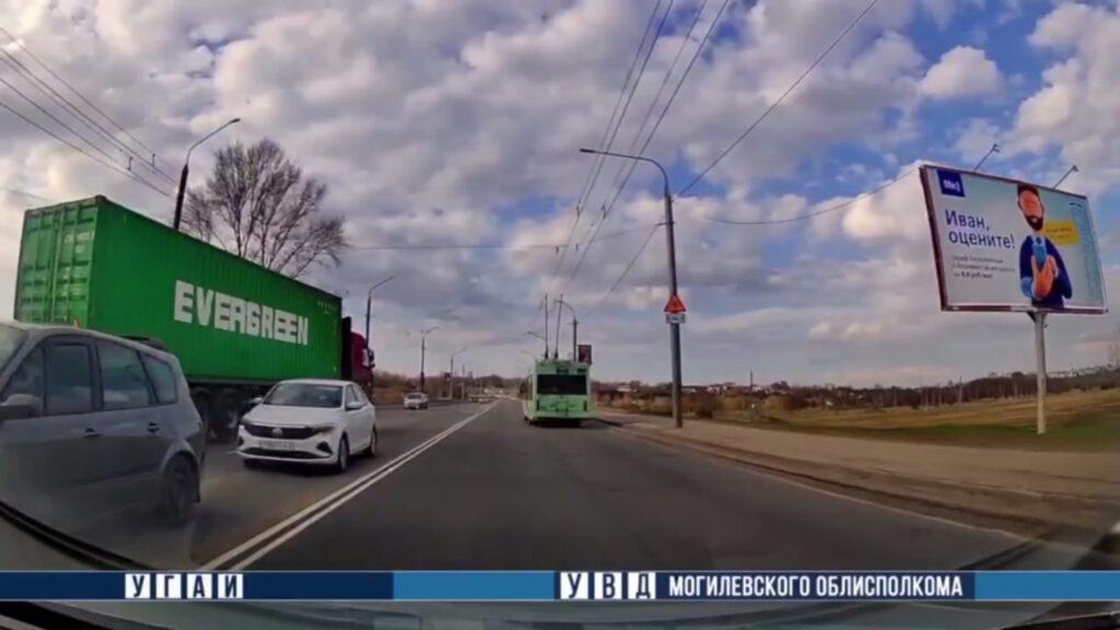 ГАИ нашла водителя, который на фуре объезжал машины на встречке в Могилеве