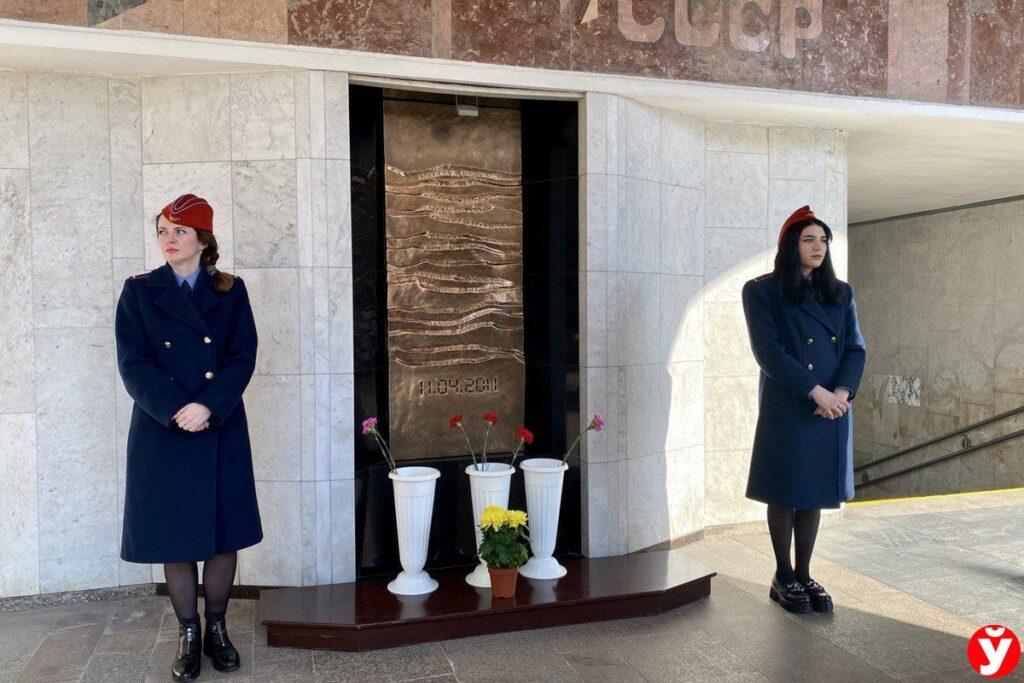 караул дежурит на станции метро Октябрьская