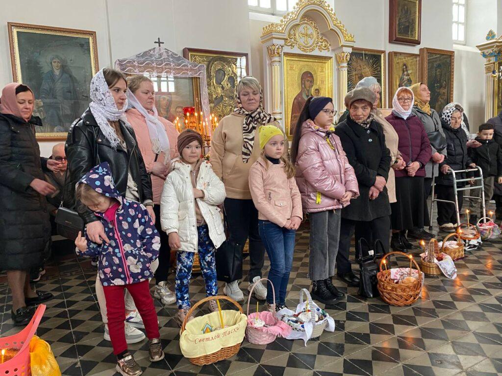 освящают куличи Столбцы