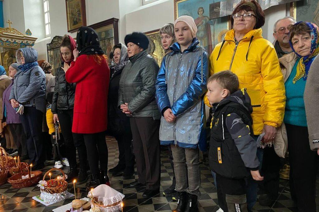 Фотофакт: верующие Столбцовщины в соборе Святой Анны освящают куличи