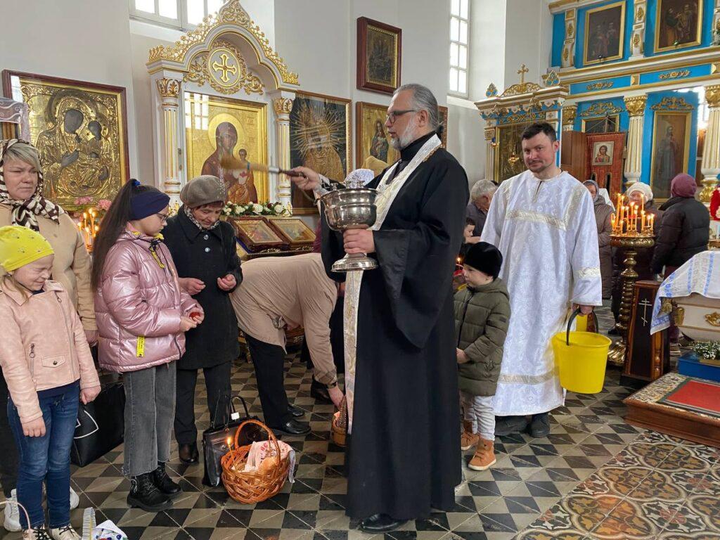 освящают куличи Столбцы