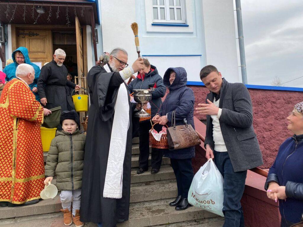 освящают куличи Столбцы
