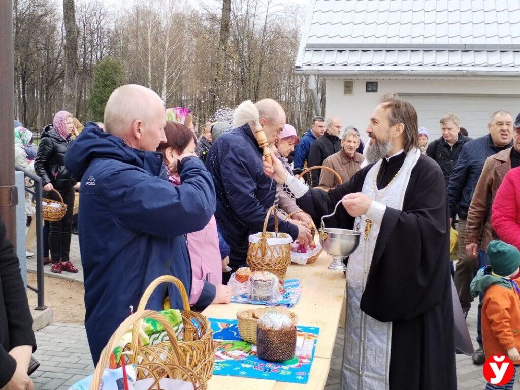 Репортаж с праздничного богослужения и освящения пасхальных угощений в центральном храме Вилейки