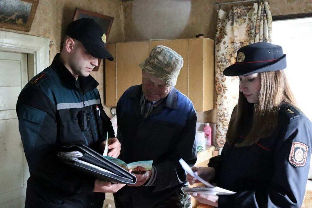 Сотрудники Молодечненских РОВД и МЧС посетили дома одиноких граждан в деревнях Носилово и Домаши