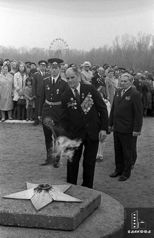 Зажжение Вечного огня на Аллее славы в Мяделе Героем Советского Союза С. А. Пашкевичем, 9 мая 1979 г.