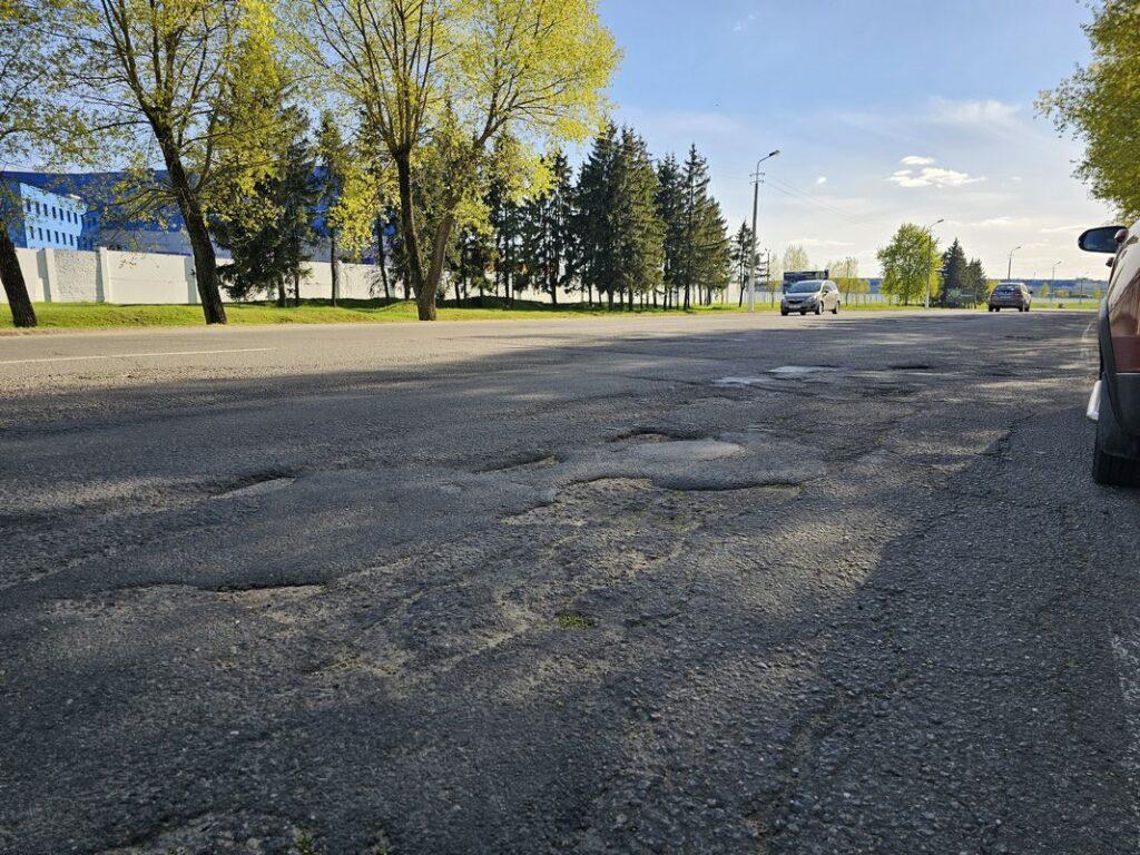 В центре новый асфальт, во дворах — боль». Как изменились дороги в Жодино  за неделю - Минская правда