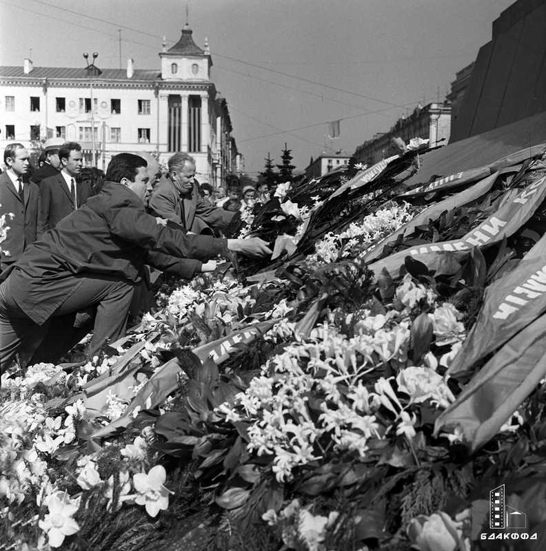 Минчане и гости города возлагают венки на площади Победы столицы, 9 мая 1968 г.