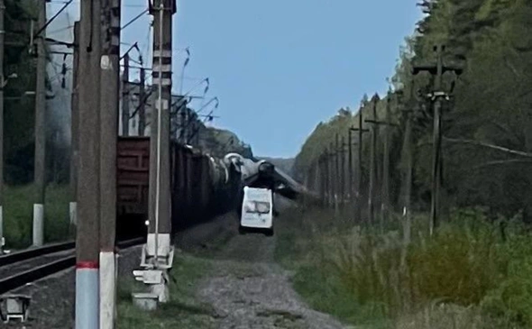 Поезд сошел с рельсов в Брянской области. Причина — подрыв