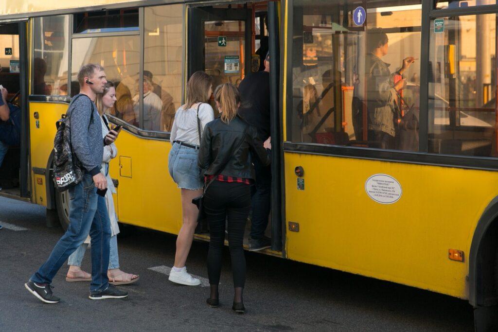 люди заходят в автобус