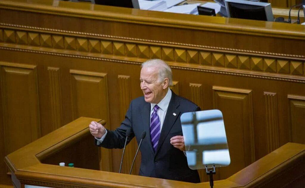 Байден смеется