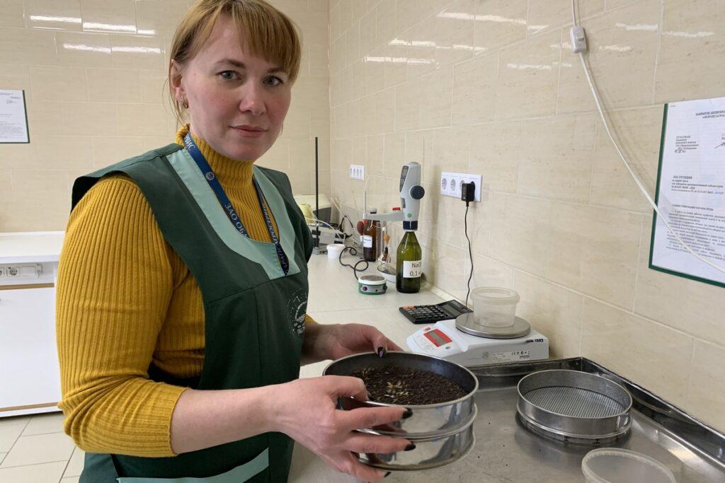 Лаборант Екатерина Какоткина демонстрирует экспресс-метод определения образцов масличных культур и шротов