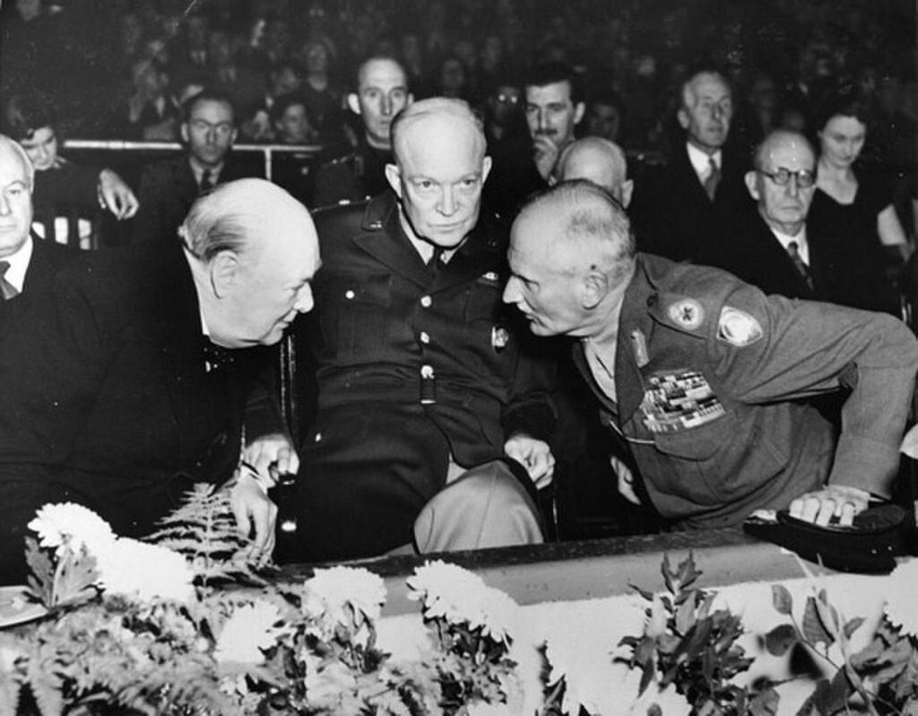 Главнокомандующие войсками США и Великобритании Дуайт Эйзенхауэр и Бернард Лоу Монтгомери совещаются с премьер-министром Великобритании Уинстоном Черчиллем