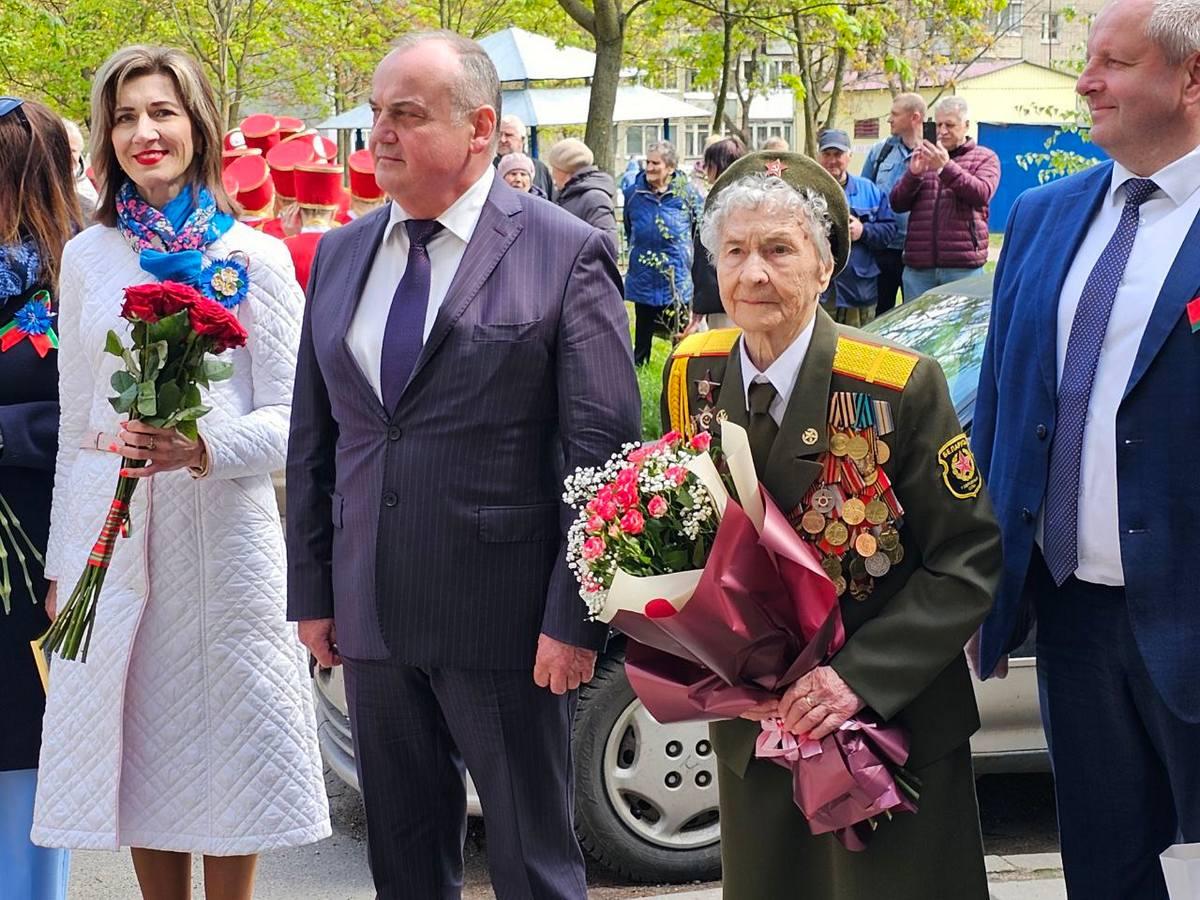 Мы с вами еще станцуем!» Праздник на дому устроили для ветеранов в Жодино -  Минская правда