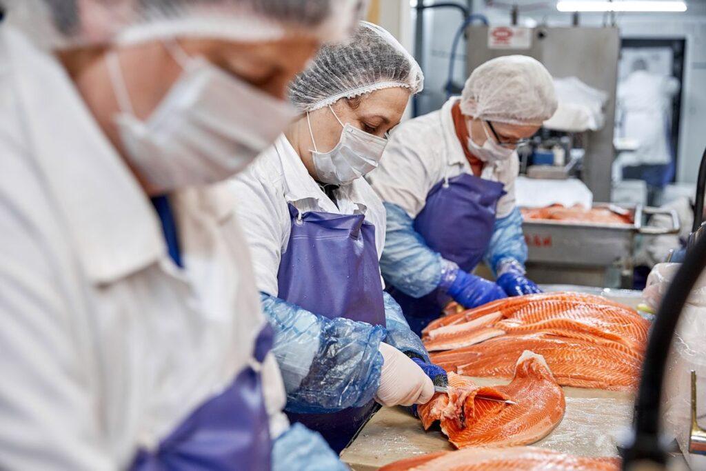 Может ли настоящая икра стоить 13 рублей? Секреты о морепродуктах от «Белвнешрыбторга»