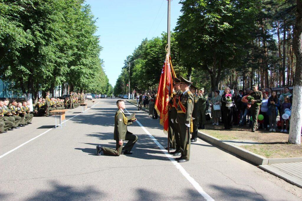 Звезды прапорщика, «отлитые в Печах». Военный выпуск прошел в 72 ОУЦ в Борисове