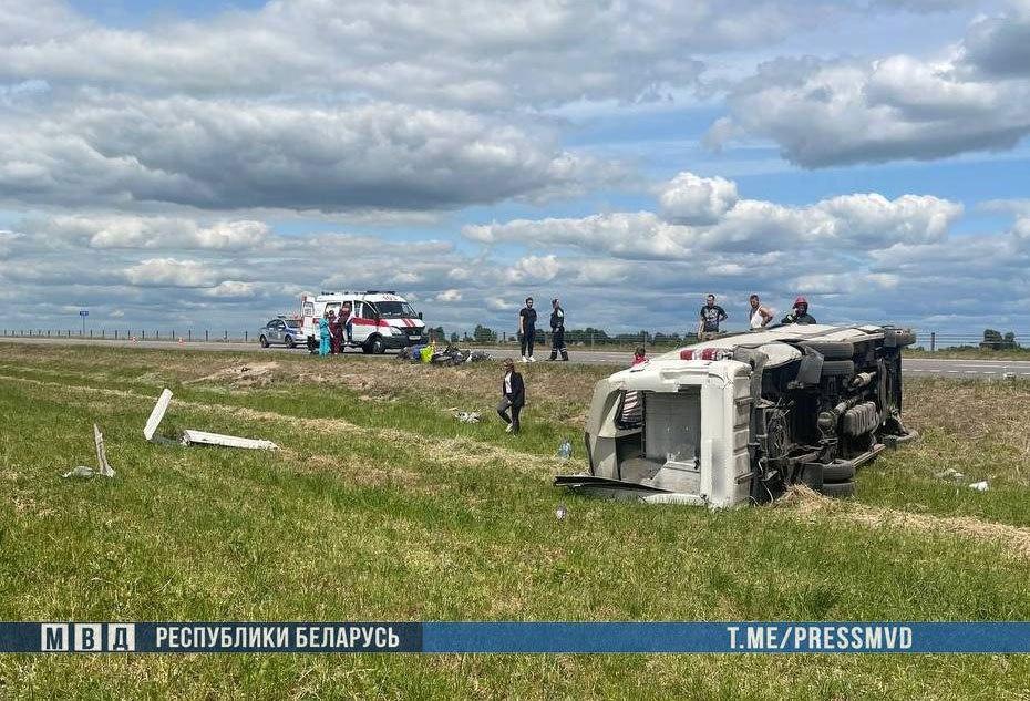 Маршрутка несколько раз перевернулась. В результате ДТП в Рогачевском районе пострадало 5 человек