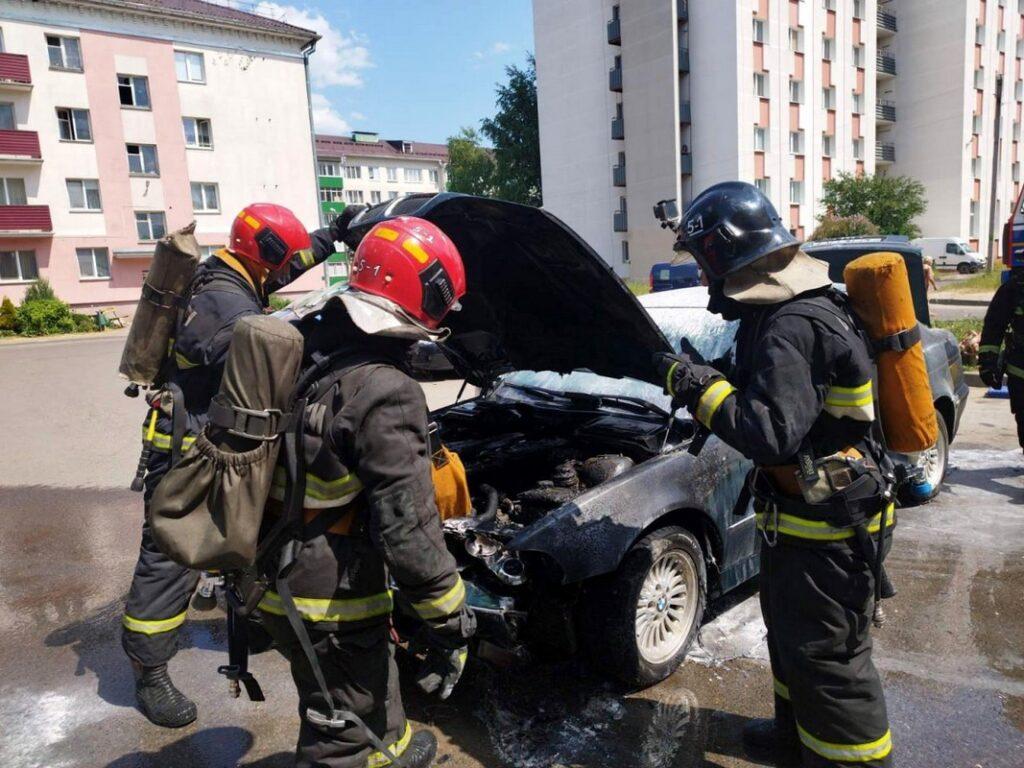 Автомобиль загорелся во дворе дома в Дзержинске. Пострадавших нет - Минская  правда