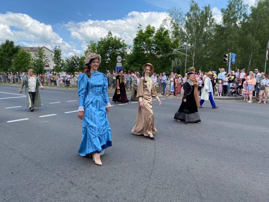 Фотофакт: в Столбцах тысячи людей вышли на улицу, чтобы отпраздновать  430-летие города - Минская правда