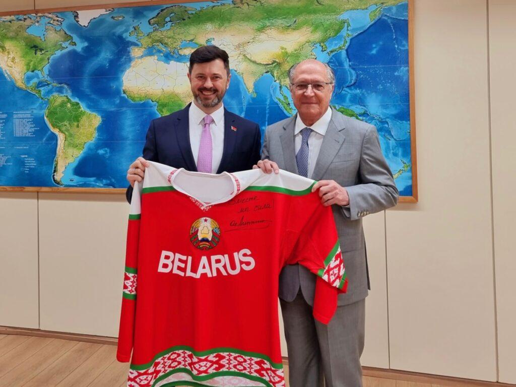 Вместе мы сила! Лукашенко подарил президенту Бразилии джерси со своим автографом
