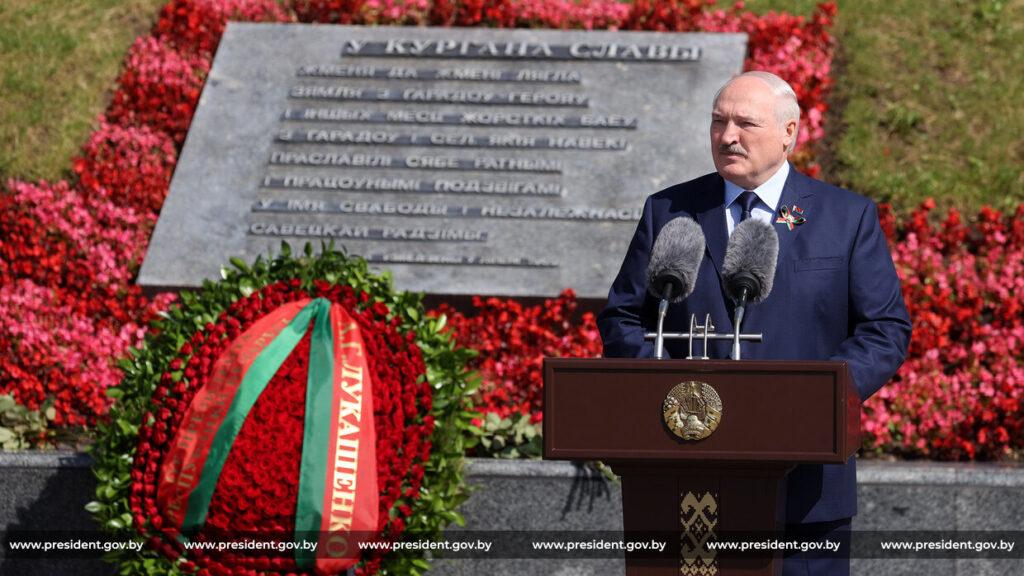 Ежегодный ритуал. Президент возложил цветы к подножию Кургана Славы