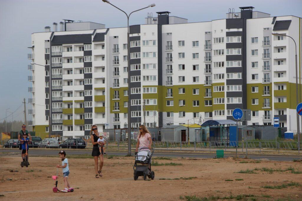 В Жодино началась стройка в новом микрорайоне в границах города. Узнали, кто и что здесь создает
