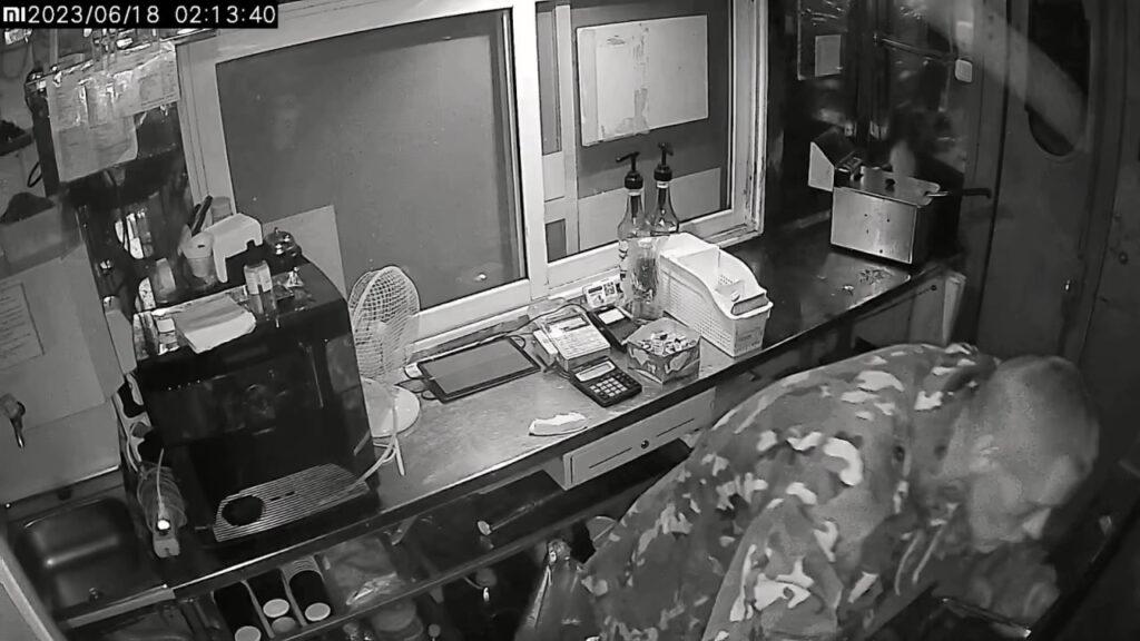 Под Молодечно мужчина обокрал ларек с шаурмой — его ищет милиция