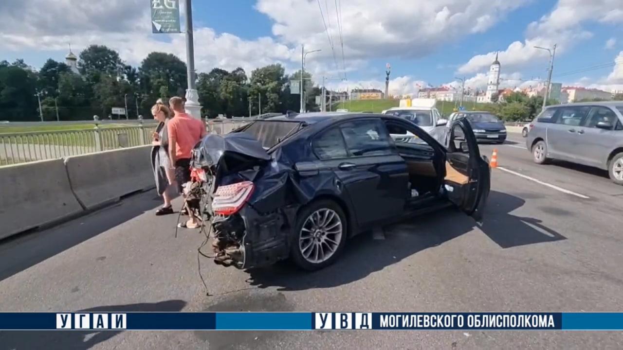 BMW на большой скорости врезался в маршрутку в Могилеве — 2 человека в  больнице - Минская правда