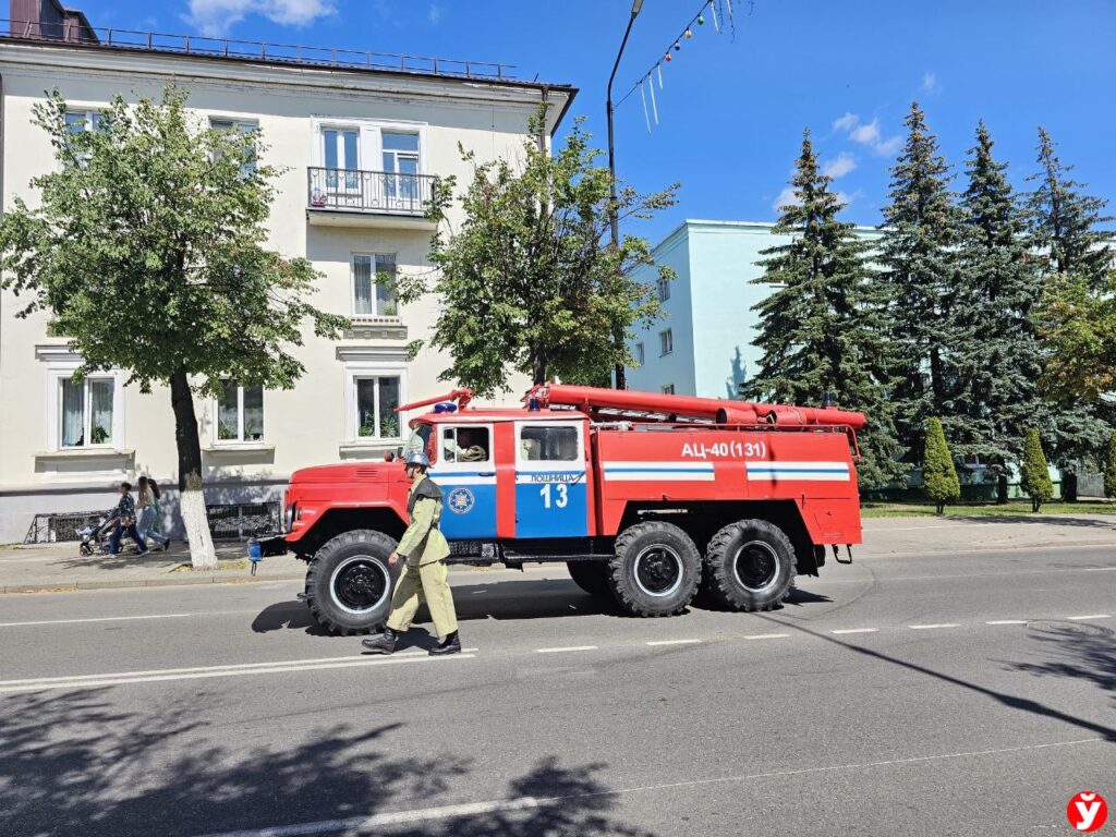 Конно-бочечный ход и новые образцы. Парад пожарной техники прошел в  Борисове - Минская правда