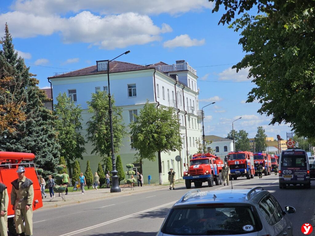 Конно-бочечный ход и новые образцы. Парад пожарной техники прошел в  Борисове - Минская правда