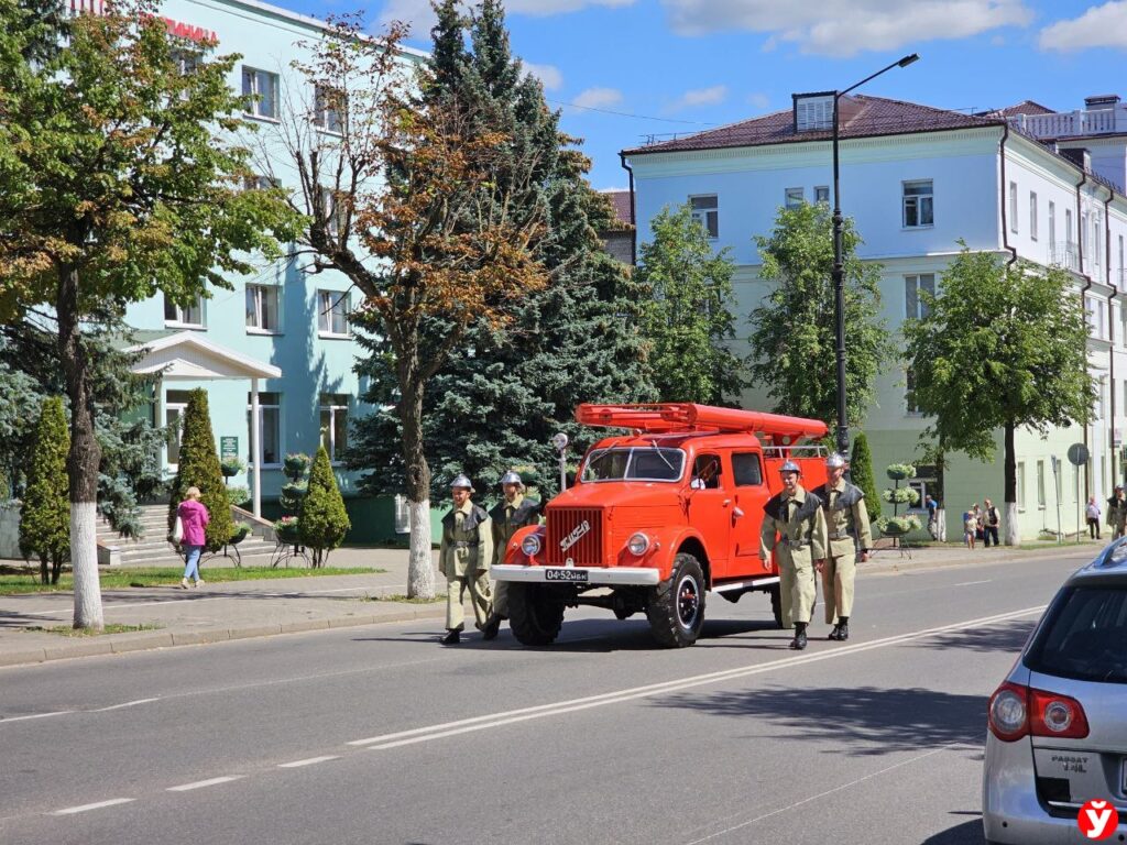 Конно-бочечный ход и новые образцы. Парад пожарной техники прошел в Борисове  - Минская правда