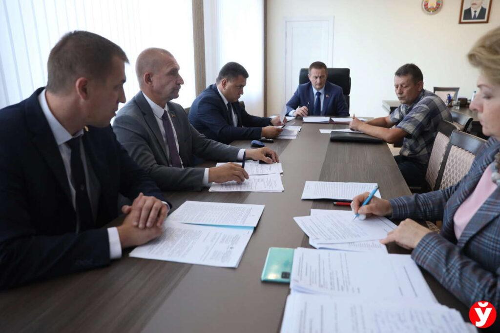 «Вода грязная, напряжение скачет»: житель Новой Вёски рассказал о проблемах деревни
