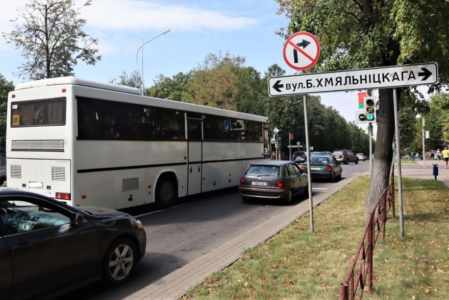 В Молодечно автобус с табличкой «перевозка детей» попал в аварию