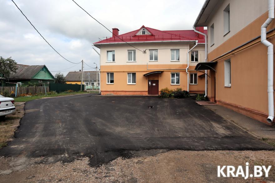 В Молодечно положили асфальт после 12 лет обещаний. Спойлер: получилось не совсем гладко