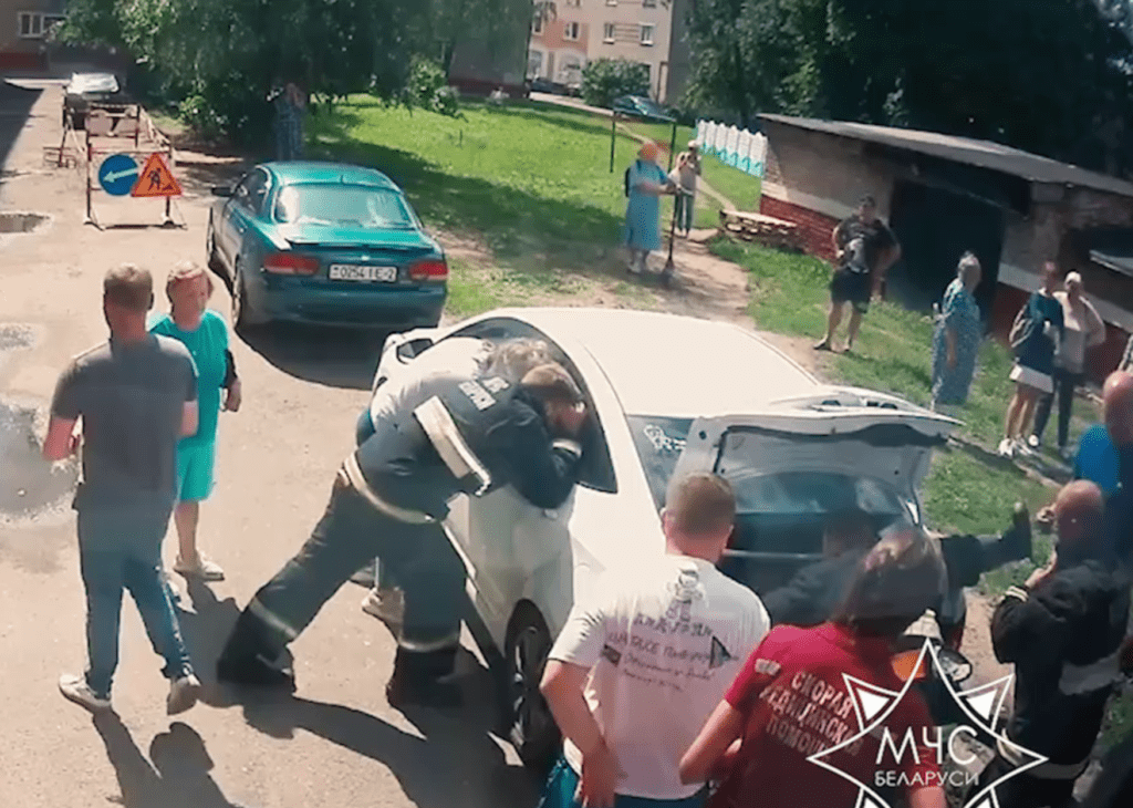 В Полоцке малышка оказалась запертой в авто. Ей помогли спасатели