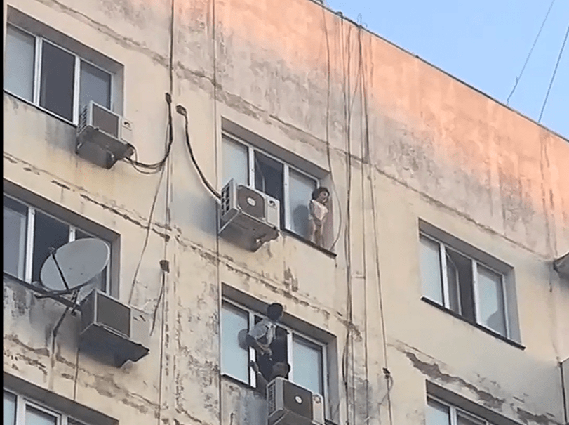 В Дагестане полиция спасла 3-летнюю девочку, которая стояла на окне 9 этажа
