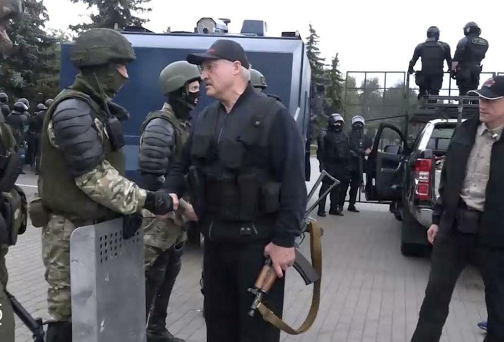 Шаг ради мирного будущего: почему три года назад Александру Лукашенко пришлось взять в руки автомат?
