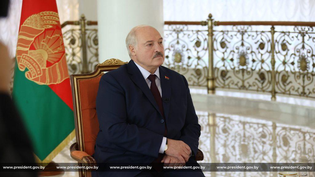 «Ты прикрой меня, пожалуйста» — Лукашенко рассказал, почему не позволит стрелять русским в спину