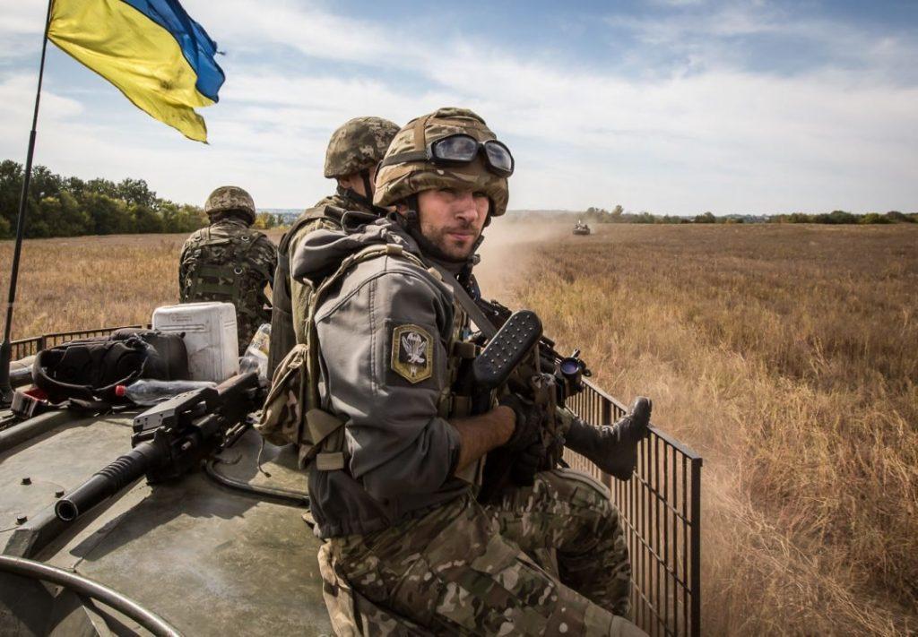 Украинские власти закрыли иностранным СМИ поездки на фронт